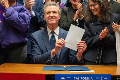 El programa impulsado por Gavin Newsom en California busca devolver a los ciudadanos parte del dinero recaudado de las empresas contaminantes