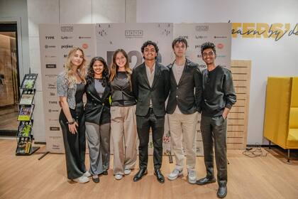 El programa lleva a los estudiantes a un nuevo destino cada semestre y les permite aprender sobre negocios construyendo empresas