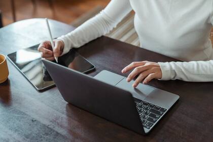 El programa no exige salir de EE.UU. para aplicar, pero algunos casos requieren reingreso formal
