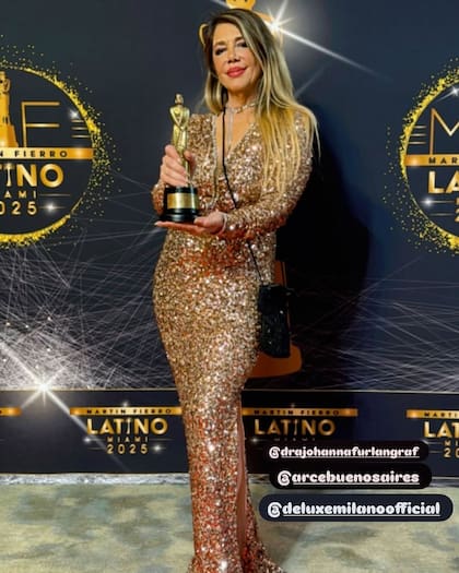 El programa Secretos Verdaderos de Luis Ventura, presidente de Aptra, ganó el premio a Producción Integral. Ventura cedió el lugar en el escenario a sus productores estrellas: Dani Ambrosino y Nora Briozzo. Luego de la entrega, la periodista posó con la estatuilla y compartió su look: un diseño de lentejuelas doradas de manga larga que no pasó desapercibido