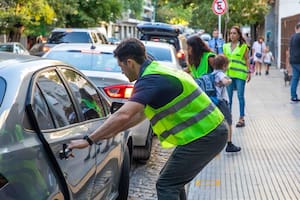 Para terminar con la doble fila en las escuelas: ¿cómo funciona el programa Sube y Baja?