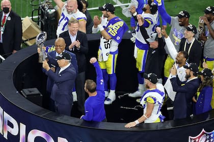 El propietario de Los Angeles Rams, Stan Kroenke, alza el trofeo Vince Lombardi
