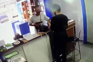 Video: un ladrón robó un comercio y el dueño le pegó dos tiros por la espalda