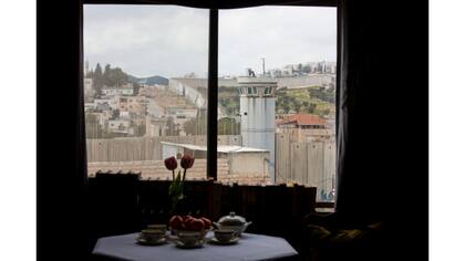 Una torre de vigilancia de seguridad israelí se ve desde una de las habitaciones del "The Walled Off Hotel" en la ciudad cisjordana de Belén