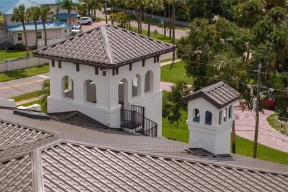 El propietario lo ha resucitado y lo ha convertido en una mansión mediterránea, con dos lujosas casas de cinco estrellas completamente amuebladas y cada dormitorio principal con su propio balcón