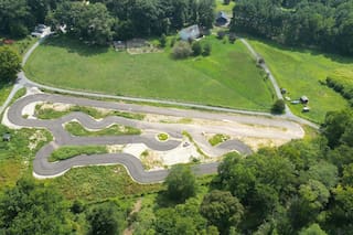 Gastó US$100 mil para construirle una pista de karting a su hijo, pero está a punto de perderla por este motivo