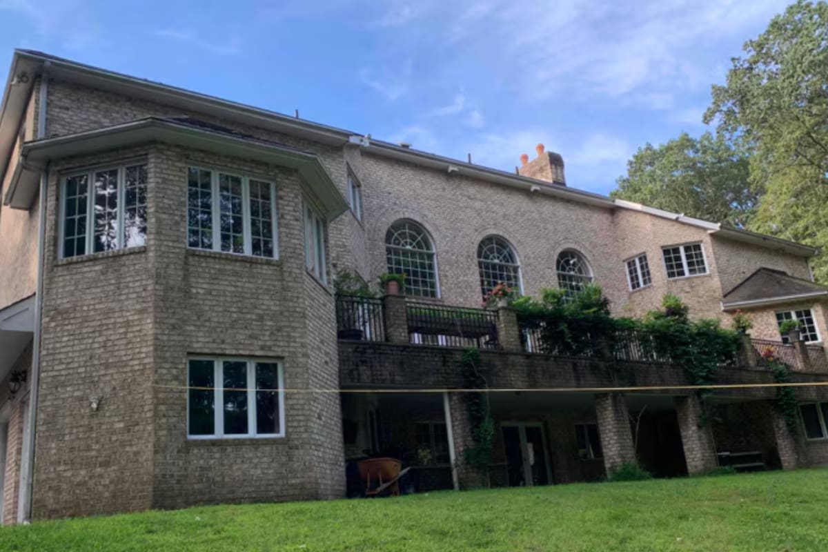 Ele está aposentado e possui sua casa em Nova Jersey, mas o conselho municipal está exigindo US$ 220 mil para alugar quartos. Ele está aposentado e possui sua casa em Nova Jersey, mas o conselho municipal está exigindo US$ 220 mil para alugar quartos.