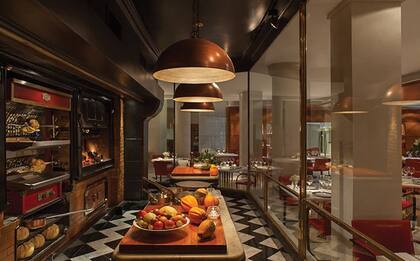 El propio Jean Paul Bondoux supervisa que todo esté perfecto en el salón de La Bourgogne