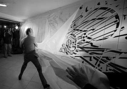 El propio Siquier descubre su obra en la estación Pellegrini, del subte B