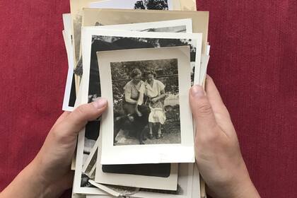 El protagonista de la novela descubre que cuando alguien muere la gente compite para adueñarse de la historia de esa persona