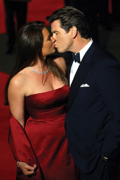 El protagonista de la saga de James Bond, muy bien custodiado por su mujer en el estreno de "Otro día para morir".