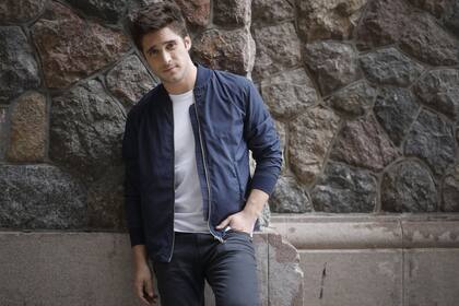 El protagonista de la serie sobre Luis Miguel que arrasó con la audiencia en Netflix este año pasó por Buenos Aires y habló en exclusiva con LA NACION