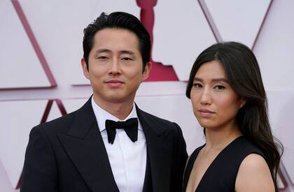 El protagonista de Minari, Steven Yeun, nominado a mejor actor llegó junto a su mujer Joana Pak