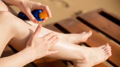 Huang agrega que usar protector solar todos los días puede ayudar a prevenir el tipo de daño solar que puede causarlos y también puede proteger del cáncer de piel