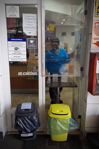 El protocolo del servicompras, donde han sacado las mesas y no se puede ingresar