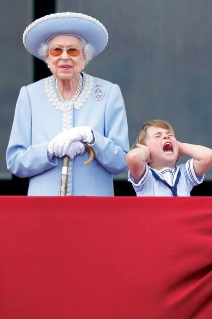 El protocolo y la vida misma se dan la mano en esta foto donde Su Majestad disfrutaba, en el marco de los festejos por su Jubileo de Platino, del desfile Trooping the Colour junto a su bisnieto, el príncipe Louis.
