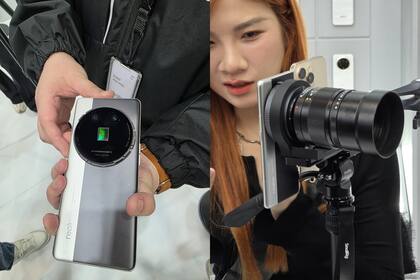 El prototipo que Realme mostró en el MWC 2025, con un smartphone equipado con un sensor y una montura para lentes convencionales de cámara DSLR