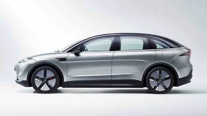 El prototipo Vision-S02 de Sony; la compañía presentó este auto eléctrico en la CES 2022 y confirmó que analiza fabricarlo en serie