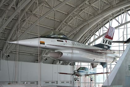 El prototipo YF-16 incluía innovaciones tecnológicas; está expuesto en el Virginia Air and Space Center.
