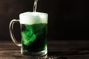 Por qué se toma cerveza de color verde y cómo se tiñe la bebida