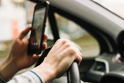 El proyecto amplía la restricción actual al uso manual de cualquier dispositivo de comunicaciones inalámbricas durante la conducción