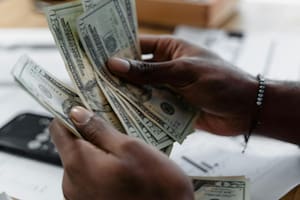 Malas noticias para migrantes en Utah: la propuesta de ley que busca imponer impuestos al envío de remesas