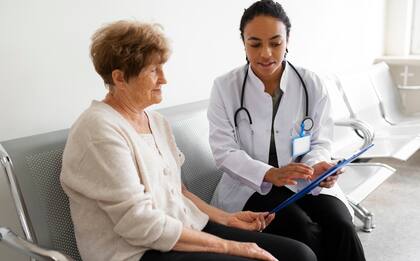 El proyecto busca limitar el uso de la IA en los seguros médicos y que las prácticas clínicas sean evaluadas por personas