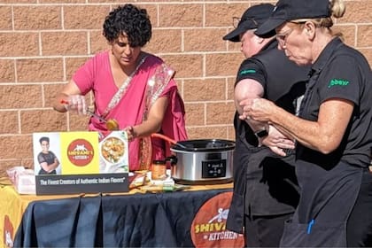 El proyecto comenzó sin un capital inicial significativo gracias al uso de redes sociales y ventas bajo pedido