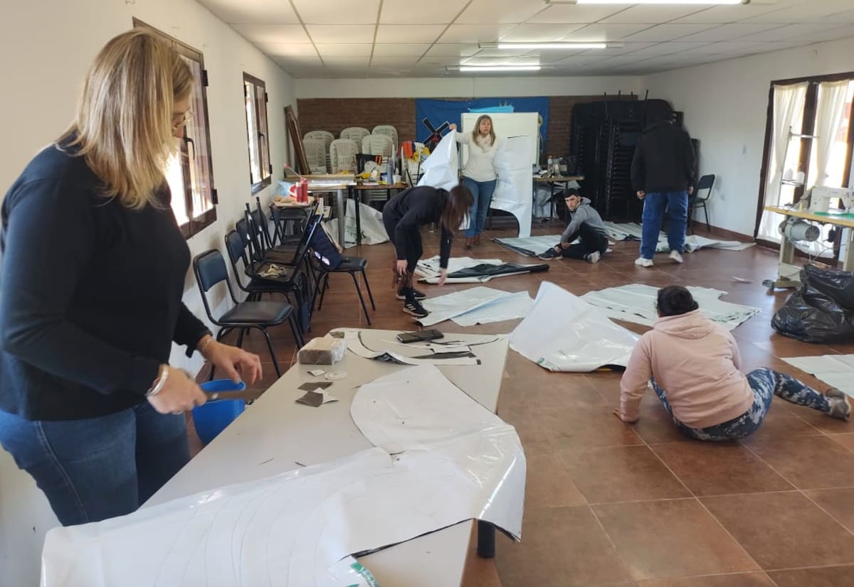 “Movilizó a toda la escuela”: convirtieron silobolsas en delantales impermeables y tuvieron una compra inédita