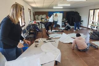 Convirtieron silobolsas en delantales impermeables y tuvieron una compra inédita