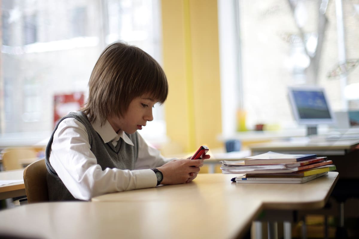Projeto de lei da Califórnia pretende proibir telefones celulares nas escolas e regular a inteligência artificial Projeto de lei da Califórnia pretende proibir telefones celulares nas escolas e regular a inteligência artificial