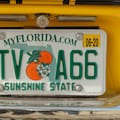 La nueva ley de Florida que eliminaría las calcomanías amarillas en las placas de vehículos