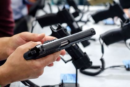 El proyecto de ley del "pecado" propone un recargo del 3.75% al precio de venta de armas de fuego y ciertos accesorios en Illinois (iStock)