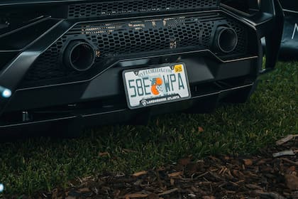 El proyecto de ley HB 841, presentado ante la Cámara de Representantes de Florida, propone la eliminación definitiva de las calcomanías de validación físicas en las placas de los vehículos