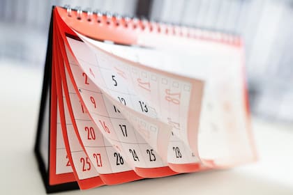 Un calendario impreso ofrece una visión rápida de las fechas importantes