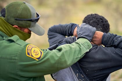 El proyecto de ley instaría a las autoridades policiales a consultarles el estatus migratorio a quienes no parezcan residentes legales