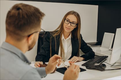 El proyecto de ley que recibió la aprobación del Senado en Arizona exigiría a los bancos pedir ciertos documentos a los migrantes para abrir una cuenta o realizar transacciones