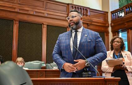 El proyecto de ley sobre las licencias de conducir digitales fue presentado por el representante de Chicago, Kam Buckner
