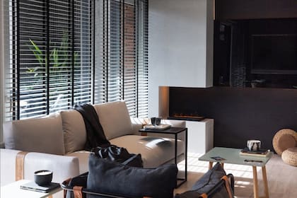 El proyecto de Opuesto Estudio y Patagonia Flooring le dio lugar a una chimenea compacta. Que no falte el fuego.