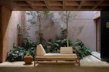 El proyecto de paisajismo de la casa fue diseñado a medida para una familia con hijos mayores, buscando armonizar la arquitectura de la residencia con un entorno natural expresivo y sostenible.