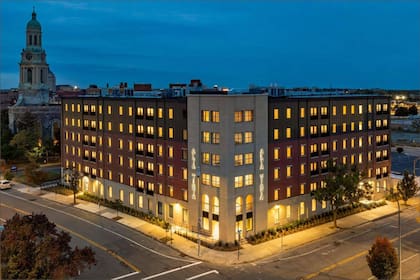 El proyecto de US$35 millones de Hochul en Nueva York incluye 73 apartamentos asequibles y tres unidades tipo casa adosada de dos habitaciones