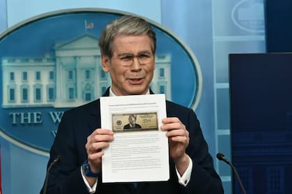El proyecto del billete de US$250 impulsó el debate sobre posibles cambios en normas históricas
