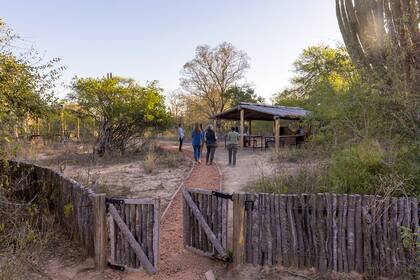 El proyecto del Parque Nacional Impenetrable transformó un rincón histórico en una plazoleta que cumple la función alojar reuniones y encuentros, y recibir viajeros que visitan al parque, vender sus productos y artesanías.