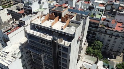 El proyecto en construcción ya muestra en su último piso la división de terrazas