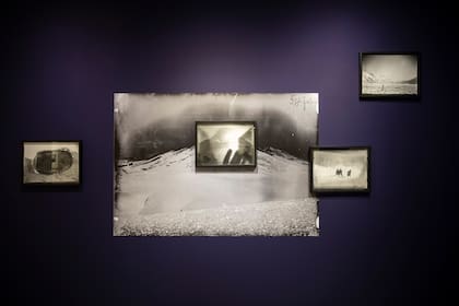 El proyecto "La línea imaginaria", de Darío Schvarzstein, se exhibe junto a fotografías de Érica Bohm en el espacio curado por Mercedes Claus