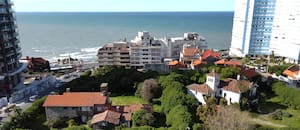 Dan luz verde para construir una torre de 35 pisos entre chalets históricos y vecinos denuncian irregularidades