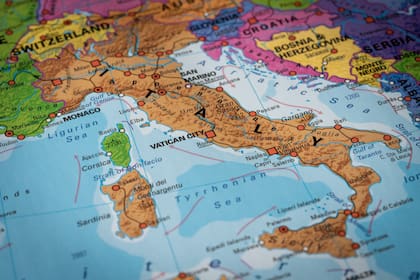 El proyecto reavivó la polémica en Europa por su enfoque sobre las corrientes migratorias actuales y las críticas de sectores que denuncian una mirada selectiva y discriminatoria sobre la inmigración.