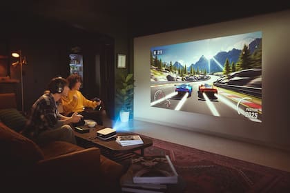 El proyector Epson Lifestudio admite contenido 4K, se pueden instalar algunos juegos de Android, correr servicios de streaming de videojuegos tipo Xbox Game Pass o conectarse a una consola