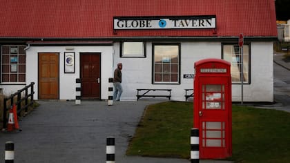 El pub Globe, punto de encuentro habitual de los isleños