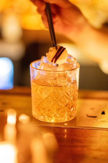 El pub ofrece más de 170 etiquetas de whisky